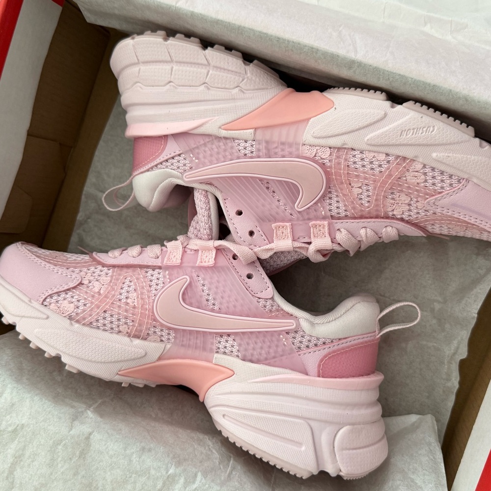 NWT Nike SAKURA sneakers in EU 5.5 - Picture 2 of 3